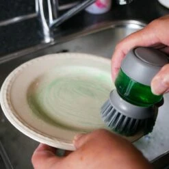 In Round Afwasborstel Met Zeepdispenser / Zeepreservoir – Inclusief Houder – Grijs – Afwas Borstel – Zeep Handborstel – Doseerpomp – Afwasmiddel Dispenser – Navulbaar -Afwas Benodigdheden Winkel 1200x1200 530