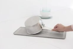 Brabantia SinkSide Afdruiprek Compact - Mid Grey 16 Brabantia SinkSide Afdruiprek Compact - Mid Grey -Afwas Benodigdheden Winkel 1200x801 1