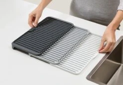 Joseph Joseph - Tier - Afdruipmat - Uitschuifbaar - Grijs 21 Joseph Joseph - Tier - Afdruipmat - Uitschuifbaar - Grijs -Afwas Benodigdheden Winkel 1200x836 3