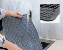 Merkloos Afdruipmat - Pannenonderzetter- Siliconen Mat - Zwart - 30 X 40 CM - Met Ophanggat - Hittebestendig 8 Merkloos Afdruipmat - Pannenonderzetter- Siliconen Mat - Zwart - 30 X 40 CM - Met Ophanggat - Hittebestendig -Afwas Benodigdheden Winkel 1200x954 2